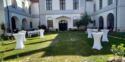 Hochzeit - Hochzeitsessen: Buffet - Röjtökmuzsaj - Innenhof - Schloss Nikitsch