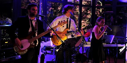 Hochzeit - Umgebung: im Park - Oberbayern - Live Band am Abend - ViCulinaris im Kolbergarten