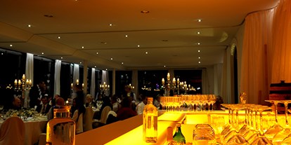Hochzeit - Umgebung: in den Bergen - Rottach-Egern - Festsaal und beleuchtete Bar  - ViCulinaris im Kolbergarten