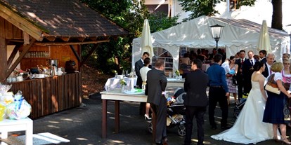 Hochzeit - Parkplatz: kostenlos - Egling - Empfang im Garten - ViCulinaris im Kolbergarten