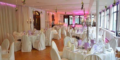 Hochzeit - nächstes Hotel - Bayern - Festsaal mit hängender Dekoration - ViCulinaris im Kolbergarten