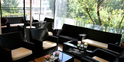 Hochzeit - Preisniveau: moderat - Rottach-Egern - Lounge mit schwarzen Möbel - ViCulinaris im Kolbergarten