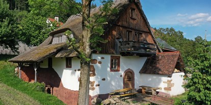 Hochzeit - Frühlingshochzeit - Schwarzwald - Die Martinshofmühle ist ein wunderschön gelegenes altes Mühlengebäude mit teilweise erhaltenem Mühleinventar und Zahnrädern. Es bietet Übernachtungsmöglichkeiten für bis zu 11 Personen. - Martinskapelle auf dem Martinshof