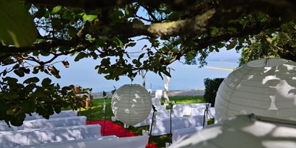 Hochzeit - Art der Location: Eventlocation - Region Schwaben - Eine Trauung direkt am Gnadensee. - Sekt am See
