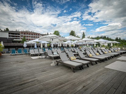 Hochzeit - Umgebung: am See - Sonnenliegeterrasse - Hotel Parks Velden
