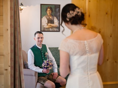 Hochzeit - Hochzeits-Stil: Traditionell - Das Brautkleid - das Geheimnis ist gelüftet im romantischen Ferienhaus des Narzissendorf Zloam. - Narzissendorf Zloam