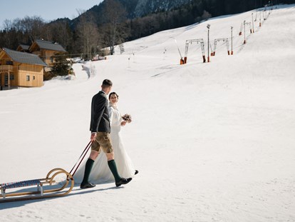 Hochzeit - Umgebung: am Land - Steiermark - Ein Wintermärchen wird wahr - eine Winterhochzeit im Narzissendorf Zloam in Grundlsee. - Narzissendorf Zloam