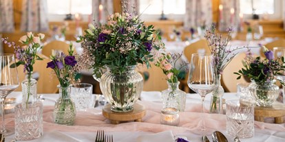 Hochzeit - Art der Location: Restaurant - Steiermark - Wiesenblumen sind eine wunderbare Dekoration für die Traumhochzeit im Narzissendorf Zloam. - Narzissendorf Zloam