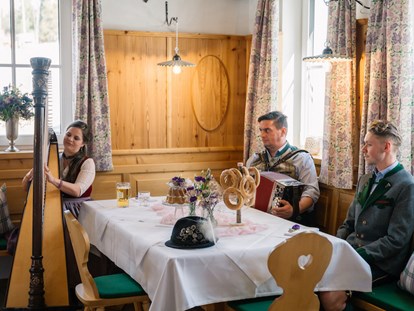 Hochzeit - Art der Location: Restaurant - Öblarn - Wunderbare Klänge von Ausseer Musikern beim Zloam Wirt im Narzissendorf Zloam. - Narzissendorf Zloam