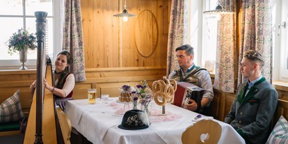 Hochzeit - Art der Location: Restaurant - Steiermark - Wunderbare Klänge von Ausseer Musikern beim Zloam Wirt im Narzissendorf Zloam. - Narzissendorf Zloam