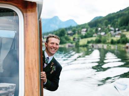 Hochzeit - Hochzeits-Stil: Vintage - Obertraun - Schiff Ahoi heißt es für die ganze Hochzeitsgesellschaft im Narzissendorf Zloam. - Narzissendorf Zloam