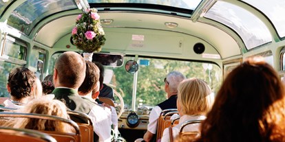 Hochzeit - Personenanzahl - Ebensee - Mit dem Oldtimer-Bus geht es zurück von der Trauung im Narzissen Zloam. - Narzissendorf Zloam