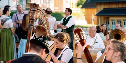 Hochzeit - Hunde erlaubt - Steiermark - Musik gehört bei einer Hochzeit im Narzissendorf Zloam einfach dazu. - Narzissendorf Zloam