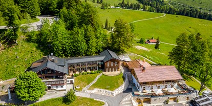 Hochzeit - Sommerhochzeit - Oberbayern - Mitten im Grünen. Blick von oben auf Berghotel Sudelfeld und Brösel Alm  - Berghotel Sudelfeld - Brösel Alm