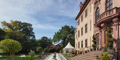 Hochzeit - Umgebung: im Park - Sachsen - Schloss Brandis Parkseite mit Kaffeetafel  - Schloss Brandis