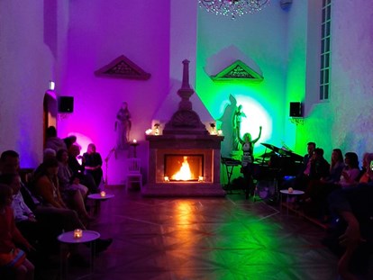 Hochzeit - Umgebung: im Park - Party-Kapelle bis 100 Gäste - Hochzeitskapelle Callenberg (Privatkapelle)