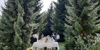 Hochzeit - Umgebung: im Park - Waldterrasse mit Kaffeetafel im Privatwald hinter der Festscheune an der Hochzeitskapelle - Hochzeitskapelle Callenberg (Privatkapelle)
