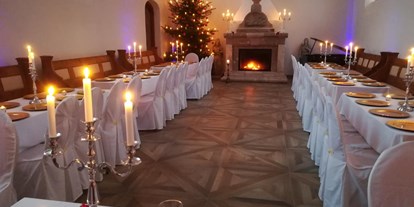 Hochzeit - Festzelt - Deutschland - In der Weihnachtszeit wird die Hochzeitskapelle auch zur "Weihnachtskapelle" für private Familienfeiern und für Firmen-Weihnachtsfeiern nach traditioneller erzgebirgischer Art. - Hochzeitskapelle Callenberg (Privatkapelle)