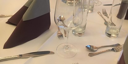 Hochzeit - Geeignet für: Private Feier (Taufe, Erstkommunion,...) - Münchner Umland - Saal gedeckt - weiß-lila-grau - Gasthaus Neuwirt / Martin Irl Catering