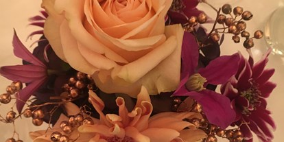 Hochzeit - Hochzeitsessen: Buffet - Münchner Umland - Saal - Blumengesteck rosé-lila-gold in Viereck Glasvase - Gasthaus Neuwirt / Martin Irl Catering