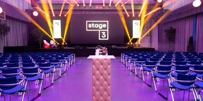 Hochzeit - Art der Location: Fabrik - Sicht auf die Bühne mit Kinobestuhlung (optional) - Stage 3 - the KINETIC Event Hall