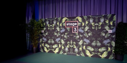 Hochzeit - interne Bewirtung - Wien - Presse- Fotowand kann nach Kundenwunsch gestaltet werden (optional) - Stage 3 - the KINETIC Event Hall