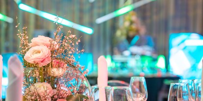 Hochzeit - Art der Location: Eventlocation - Weinviertel - Tisch Setting - mögliche Variante mit Kinetic Ball (optional) Farbe auf Wunsch einstellbar - Stage 3 - the KINETIC Event Hall