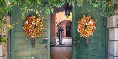Hochzeit - Art der Location: Villa - Kainach bei Voitsberg - Eingang Schloss Lichtengraben - Gut Schloss Lichtengraben  - romantisches Schloss exklusive mieten