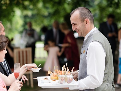 Hochzeit - Hochzeits-Stil: Traditionell - Agape im Schlosspark, direkt bei der "Hochzeitslinde" - IMLAUER Hotel Schloss Pichlarn