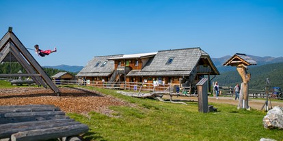 Hochzeit - Art der Location: Gasthaus - Ossiach - Almgasthaus in den Nockbergen mit riesigem Holz - Spielplatz - Hiasl Zirbenhütte