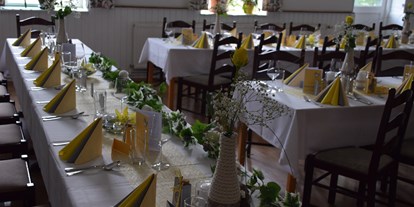 Hochzeit - Umgebung: am Fluss - Niederösterreich - eine Frühlingsdeko in forsythiengelb - Bio Kräuterlandgasthaus mit Eventsaal für Hochzeiten