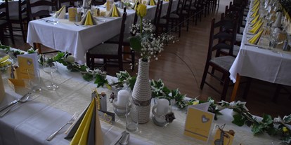 Hochzeit - Umgebung: am Fluss - Niederösterreich - gelbe Farbsemente geben eine warme Dekoration  - Bio Kräuterlandgasthaus mit Eventsaal für Hochzeiten