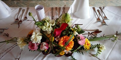 Hochzeit - Umgebung: am Fluss - Niederösterreich - eine Blumendekor mit vielen Farbelementen - Bio Kräuterlandgasthaus mit Eventsaal für Hochzeiten
