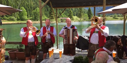 Hochzeit - Umgebung: am Fluss - Tirol - Kaiserwinkl Fischteiche in Schwendt