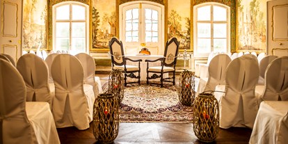 Hochzeit - Umgebung: im Park - Österreich - Tapetenzimmer mit eleganten Stuhlhussen - Schloss Luberegg