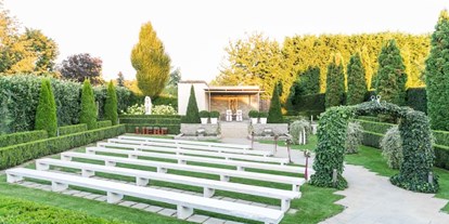 Hochzeit - Umgebung: am Land - Grafenegg - Garten der Liebe - Sitzmöglichkeit für die Gäste | Copyright Foto: fotografundfee - Kittenberger Erlebnisgärten