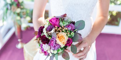 Hochzeit - Wickeltisch - Grafenegg - Brautstrauß von unserer Floristin | Copyright Foto: fotografundfee - Kittenberger Erlebnisgärten