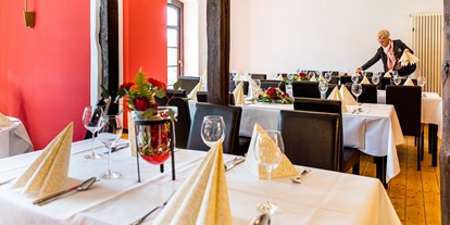 Hochzeit - barrierefreie Location - Apolda - Roter Salon wird zur Hochzeit geschmückt - Villa-Kapellendorf