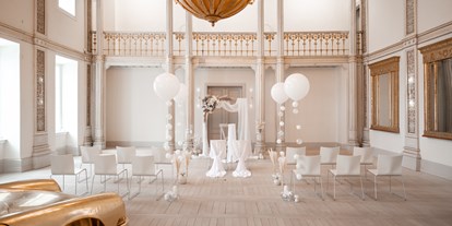 Hochzeit - Umgebung: im Park - Blumberg (Schwarzwald-Baar-Kreis) - Heiraten im Spiegelsaal des Museum Art.Plus - Museum Art.Plus