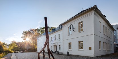 Hochzeit - Parkplatz: kostenlos - Schwarzwald - Der Museumsvorplatz bietet Platz für einen anschließenden Sektempfang - Museum Art.Plus