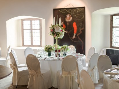 Hochzeit - Hall in Tirol - Der Mitteltrakt von Schloss Friedberg mit offenem Kamin besticht durch seine besondere Raumaufteilung. Er ist sehr gut mit den vor- und nachgereihten Sälen – Freskensaal und Gotischer Knappensaal – zu verknüpfen sowie direkt vom Innenhof aus zu erreichen. Der Fiegersaal zeigt eine Porträtgalerie verschiedener Fürsten, die ein historisches Flair verleiht. - Schloss Friedberg