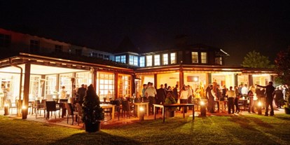 Hochzeit - Umgebung: in den Bergen - Deutschland - ausgelassen Feiern in einer lauen Sommernacht - Golf Café Restaurant