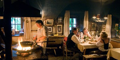 Hochzeit - nächstes Hotel - Kitzbühel Kitzbühel - In der Rauchkuchl werden über offenen Feuer mehrgängige Menüs zubereitet. - Schwaigerlehen