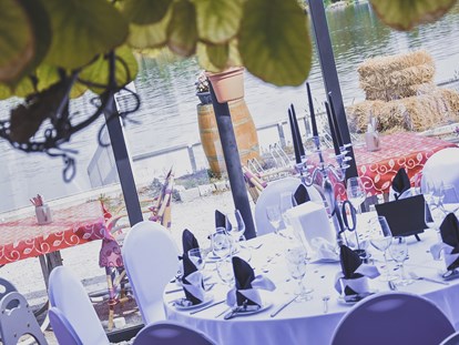 Hochzeit - Art der Location: Restaurant - Unser großzügiger Gastgarten mit direktem Blick aufs Wasser.  - Donau Restaurant - Vabene