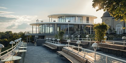 Hochzeit - Candybar: Saltybar - Vösendorf - Aussicht auf das Panoramahaus von der Terrasse des Rondell Café - Weitsicht Cobenzl