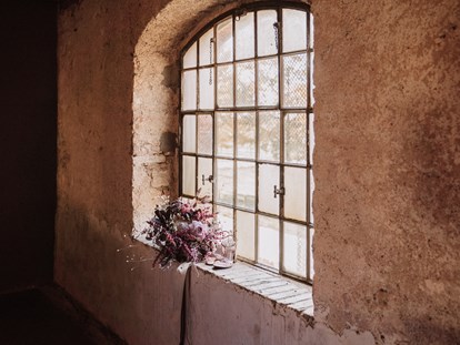 Hochzeit - Art der Location: Bauernhof/Landhaus - Speyer - Die Rustikalen Sprossenfenster des Galleriesaal  - Eichenstolz