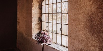 Hochzeit - Art der Location: Bauernhof/Landhaus - Deutschland - Die Rustikalen Sprossenfenster des Galleriesaal  - Eichenstolz