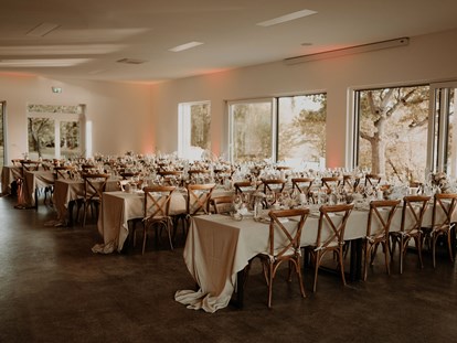 Hochzeit - Hochzeitsessen: Catering - Karlsbad - Der Innenbereich bestuhlt  - Seehaus Forst
