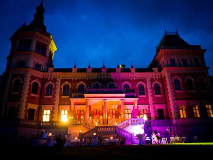 Hochzeit - Hochzeits-Stil: Boho-Glam - Frankenmarkt - Das Schloss Traunsee bei Nacht. - Schloss Traunsee