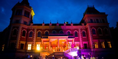 Hochzeit - Art der Location: Schloss - Oberösterreich - Das Schloss Traunsee bei Nacht. - Schloss Traunsee